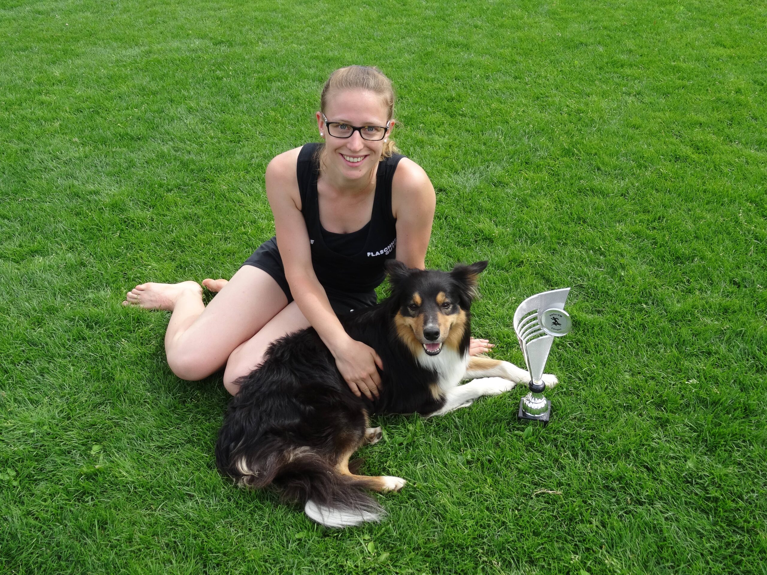 Border Collie Maddox mit Hundesportlerin Bianca Glatz nach dem Gewinn der Süddeutschen Meisterschaft