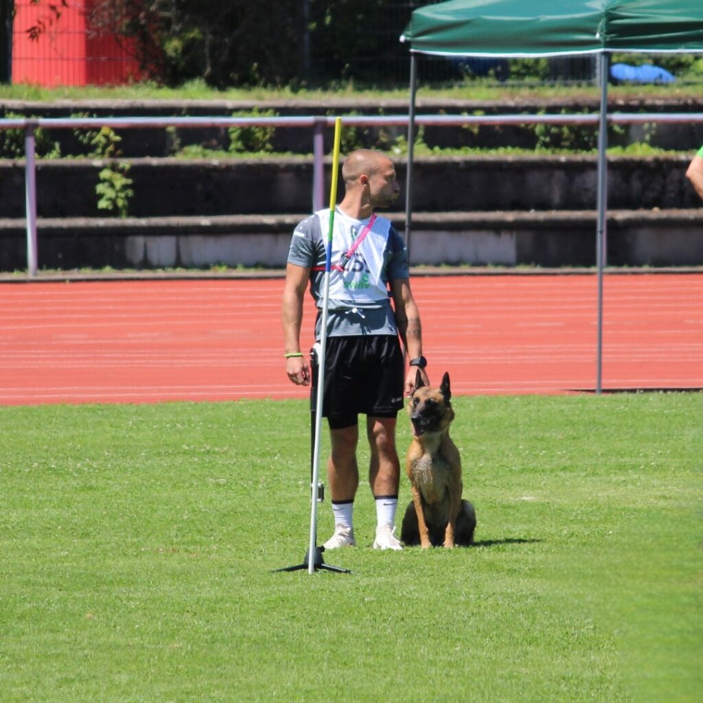 Fabian Gegenheimer am Start im Turnierhundsport. Er schaut wartend mit seiner Malinoishündin auf die Startfreigabe.