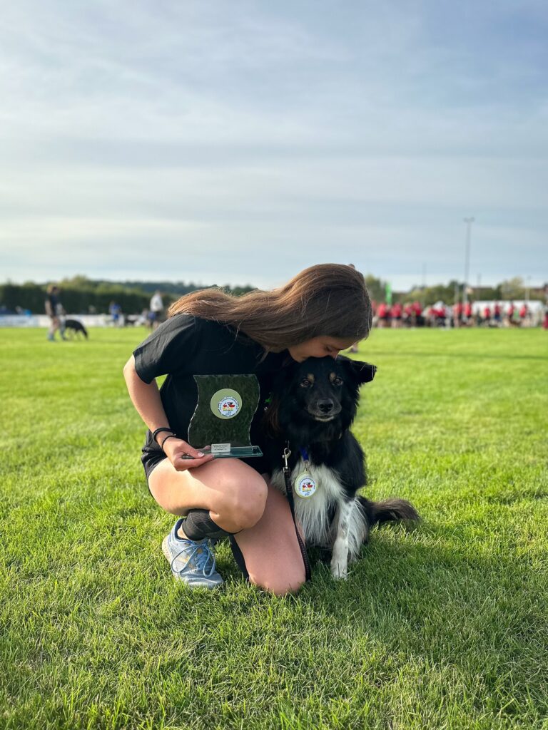 Melina Eickermann und Bounty Deutsche Meister im Turnierhundsport Vierkampf. Melina küsst ihren Bounty nach dem Sieg bei der dhv Deutschen Meisterschaft auf den Kopf.