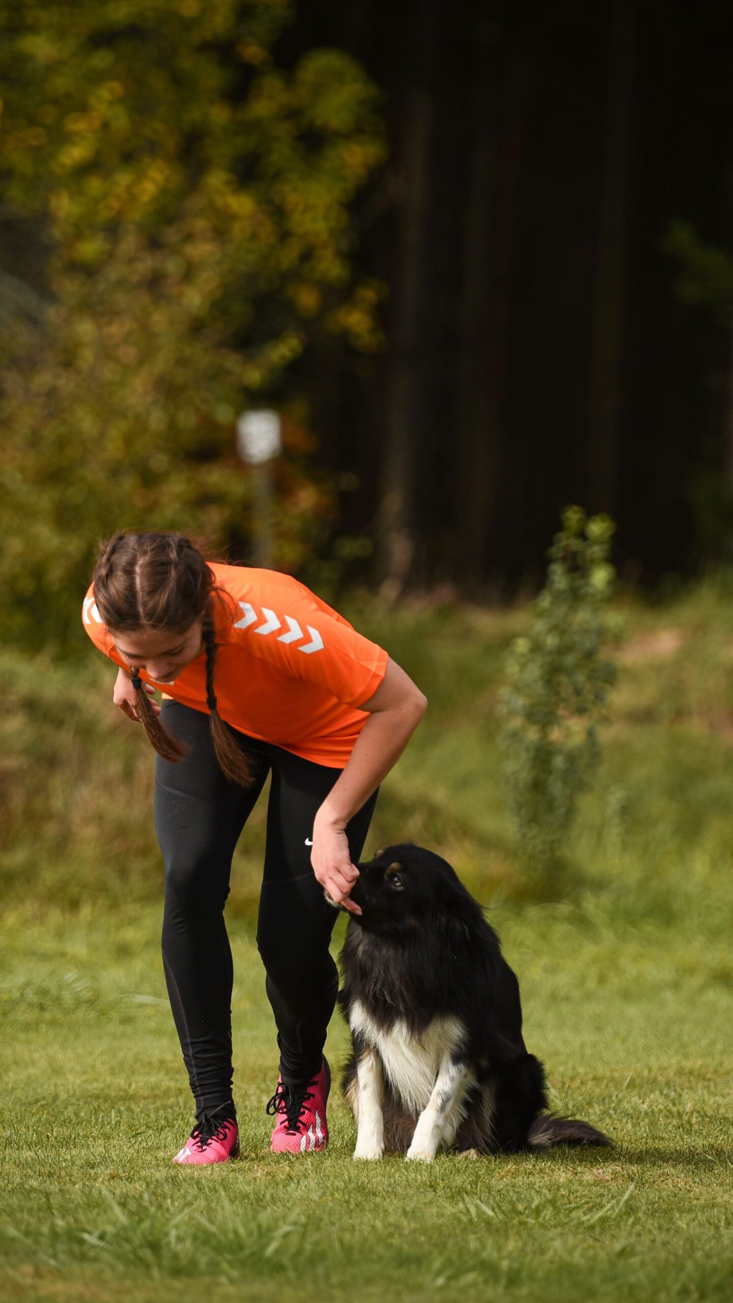 Turnierhundsportlerin Melina Eickermann steht mit ihrem Border Collie Bounty am Slalomlauf beim Vierkampf des Turnierhundsport