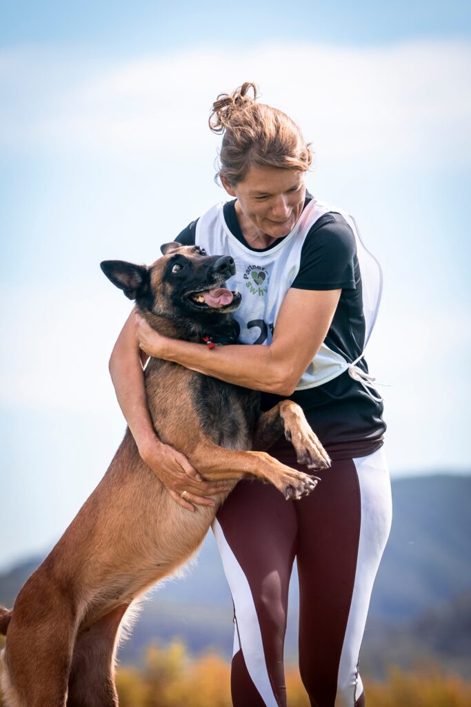 Kristina Schuhmacher mit ihrer Malinois Hündin Quitte freudig nach der Unterordnung