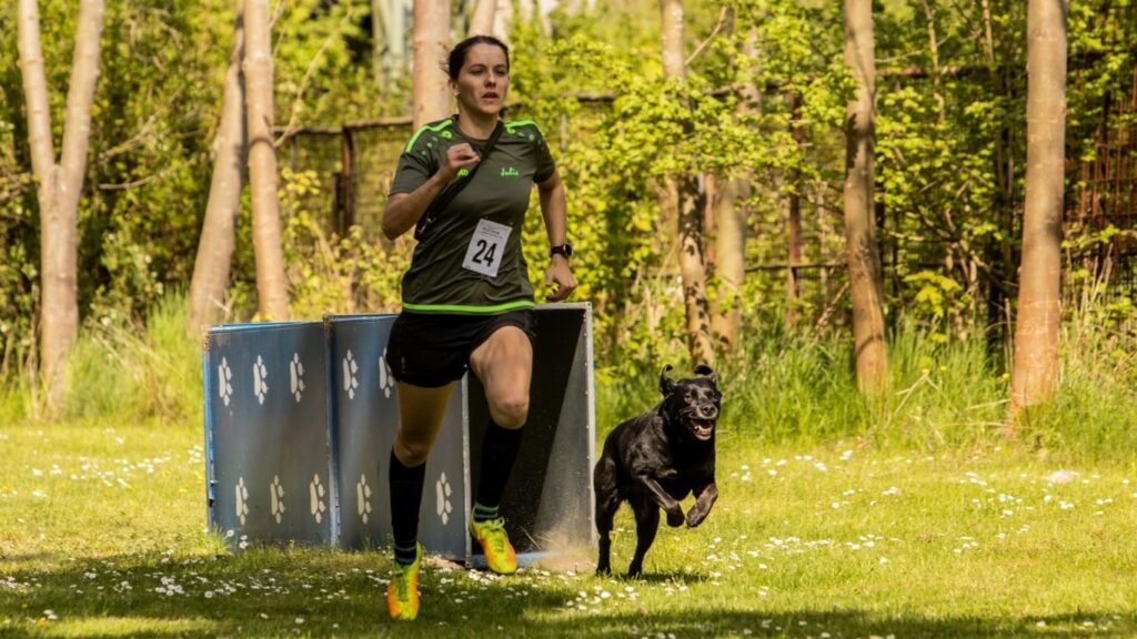 Julia Pöschel rennt gemeinsam mit ihrem Hund Balu die Hindernisbahn im Turnierhundsport.