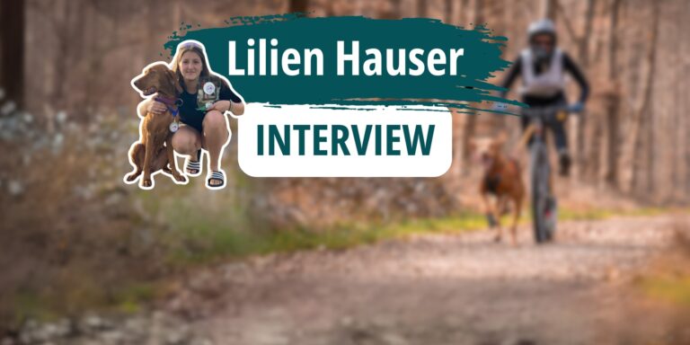 Cover zum Interview mit der jugendlichen Hundesportlerin Lilien Hauser. Sie kniet neben ihrer Viszla Hündin Pheline und hält einen Pokal in die Luft. Im Hintergrund sieht man sie unscharf auf dem Dogscooter.