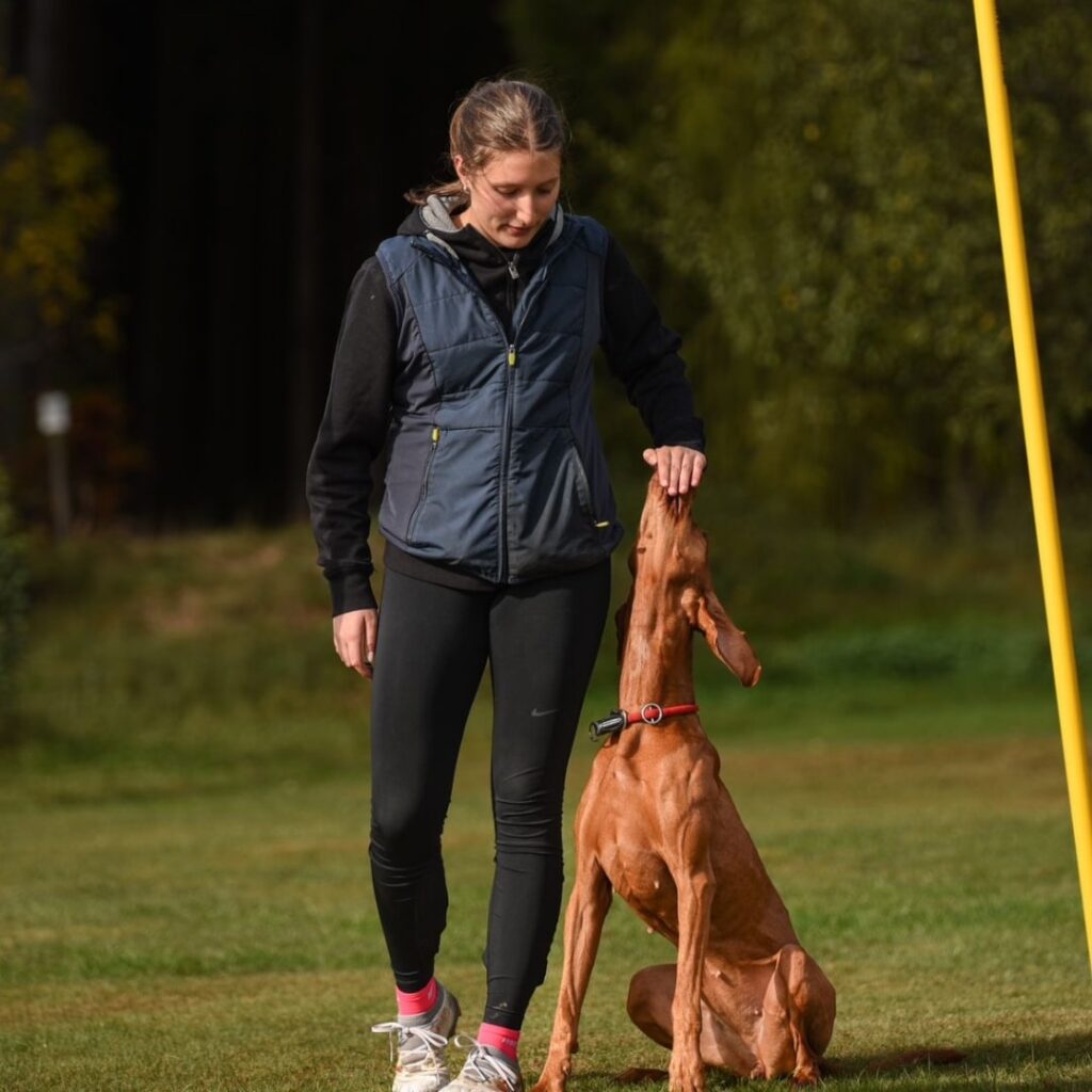 Die Jugendliche Hundesportlerin Lilien Hauser beim Futtertreiben während dem Slalomtraining im Turnierhundsport mit ihrer Sporthündin Pheline.