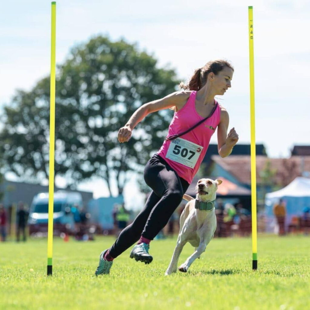 Nina Cappello und ihre Hündin Helga beim Slalomlauf in Hundesport